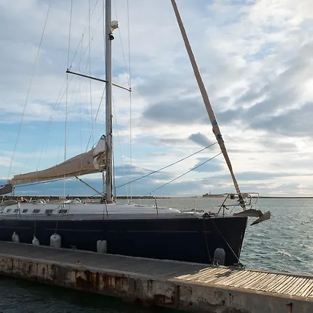 Carbone-free Botel